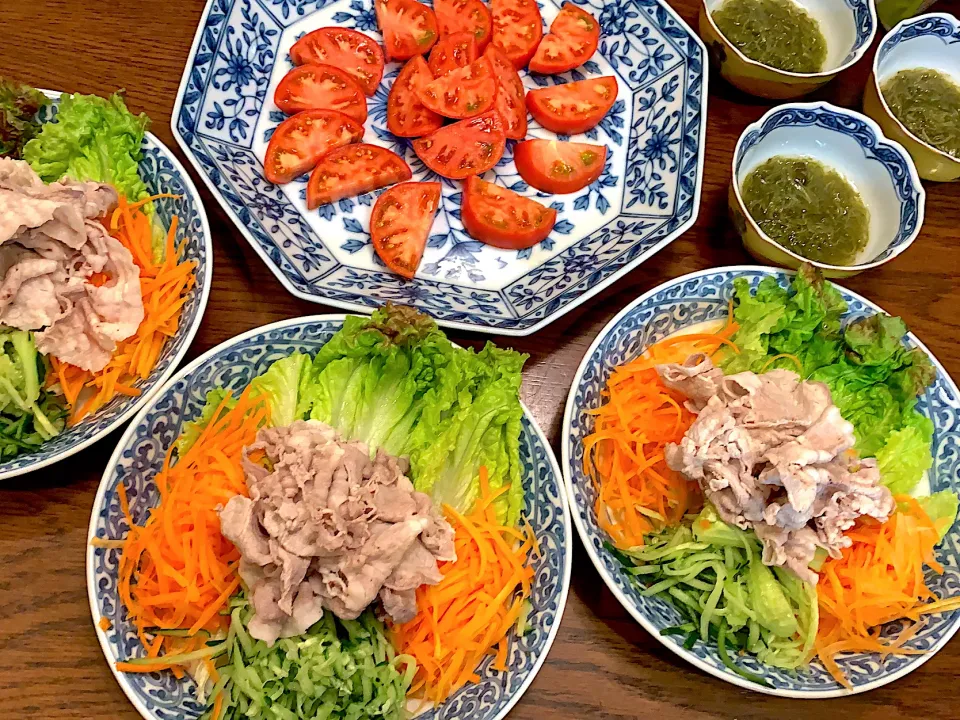 Snapdishの料理写真:薩摩🍠麹いも豚肉の冷しゃぶ🥩🥕🥒🧅🥬フルーツトマト🍅今日の夕食20200411|rococoさん