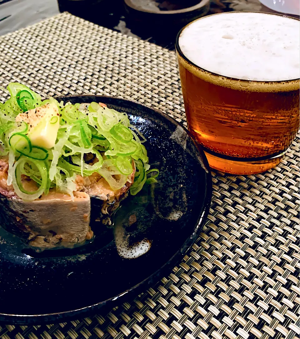 Snapdishの料理写真:サバ水煮とネギとバターとビール🍺😋|ぽくくんさん