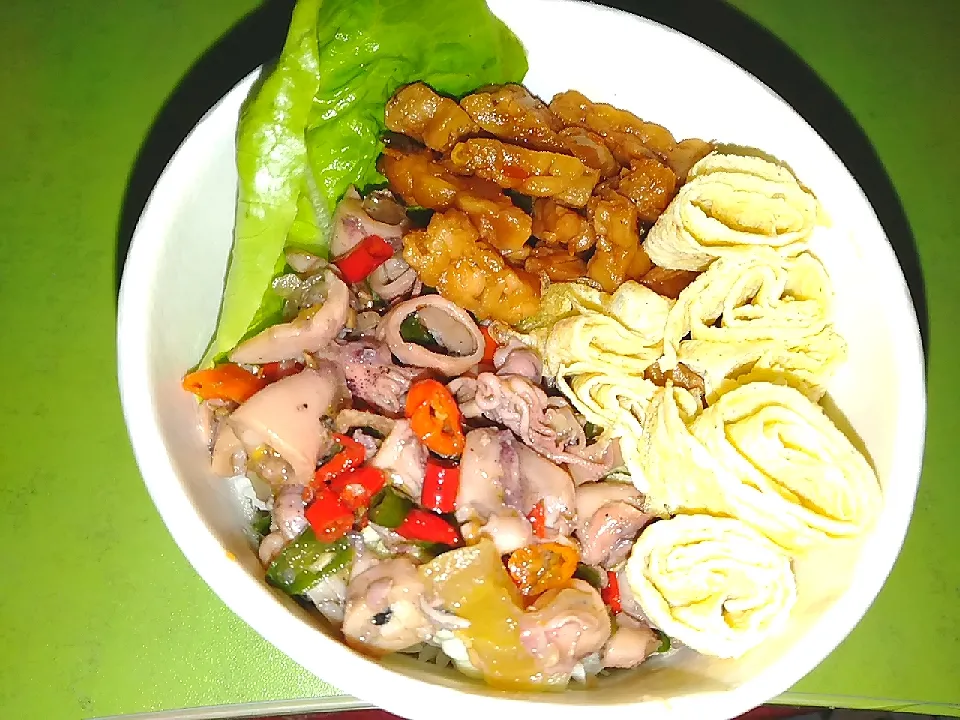 Rice Bowl with Cumi Asin Pedas, Sambal Gpreng Tempe, Telur Dadar|qalbij8714さん