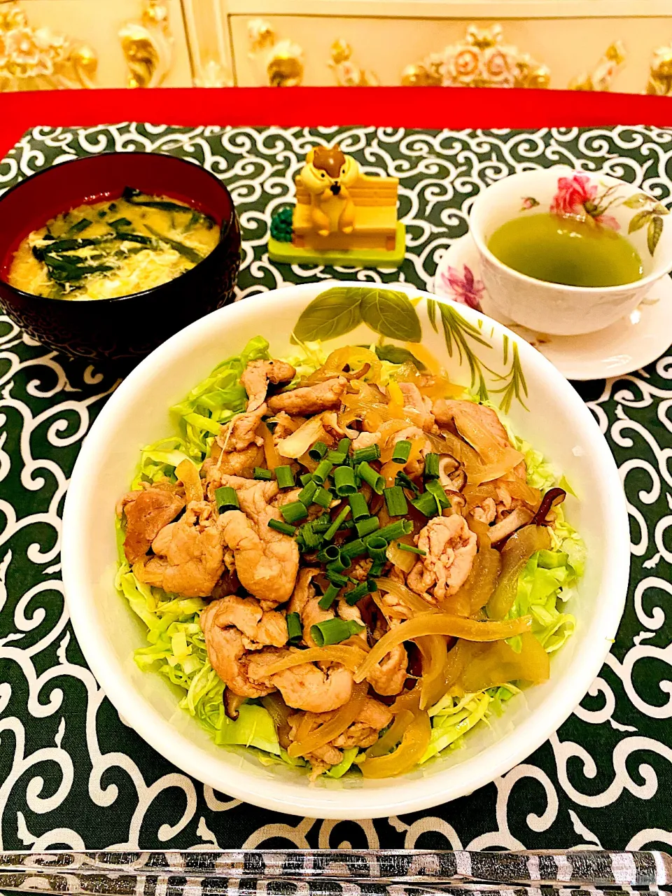 息子の夜食❣️豚丼&ニラ玉のお味噌汁|🐶dekochoro🐶さん