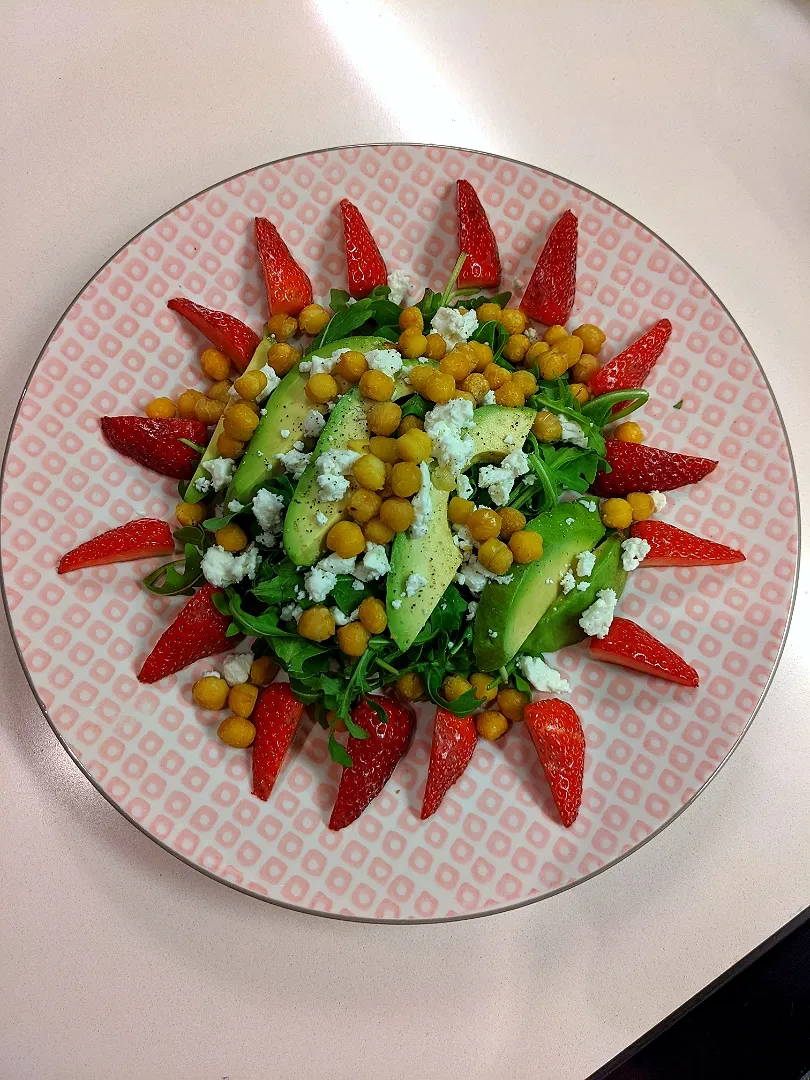 chickpeas salad with avocado, rocket, feta and strawberries|Marleneさん