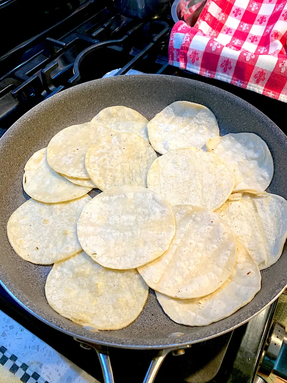 Snapdishの料理写真:Warming up some corn🌽 tortillas|🌺IAnneさん