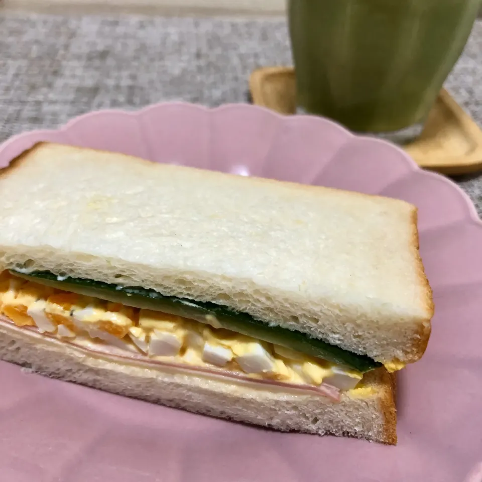 タマゴサンドとスムージーの朝ごはん|ゆかｕさん