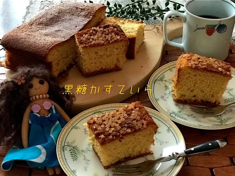 Snapdishの料理写真:油なし‼️材料4つ、簡単ふわふわな黒糖カステラ🥧|noeさん