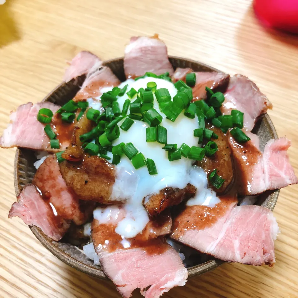 Snapdishの料理写真:ローストポーク丼　温玉のせ|i.mkさん