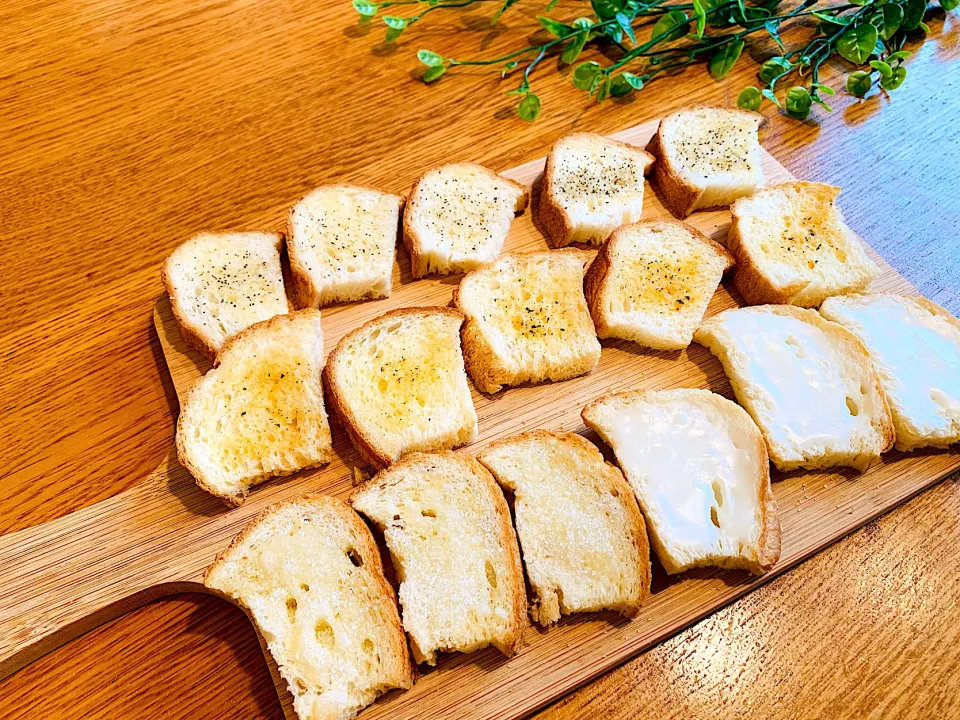 食パンdeラスク🍞HBで焼いた食パン🍞薄く切りオープンでラスク作り✨ガーリック、塩胡椒、シュガーバター、レモンアイシング|いちごさん