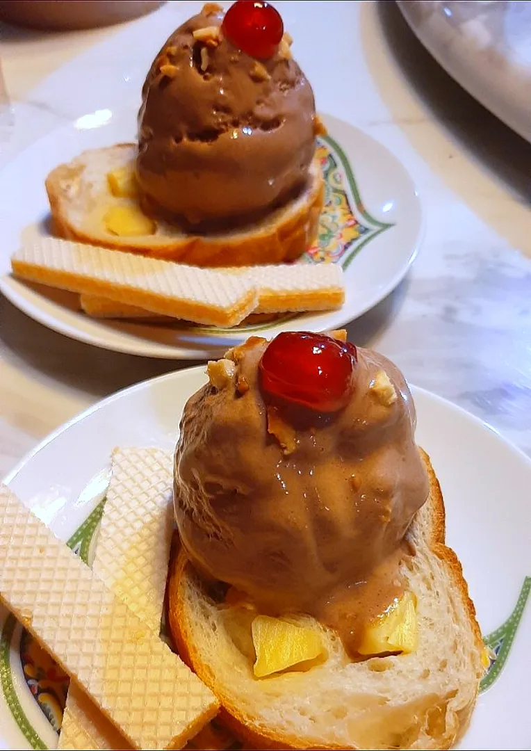 Snapdishの料理写真:🍦Chocolate icecream with cheese bread & cheese waffles..|ģřãçîöůşさん