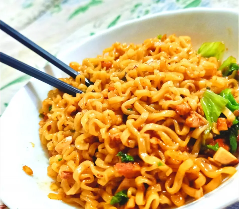 Snapdishの料理写真:Spicy Chicken Yakisoba Hack|The Wretched Chefさん