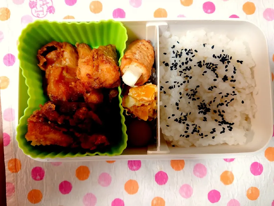 Snapdishの料理写真:フグの唐揚げ🎵鳥の唐揚げ🎵旦那さんお弁当❤️😊|かおるcitronさん