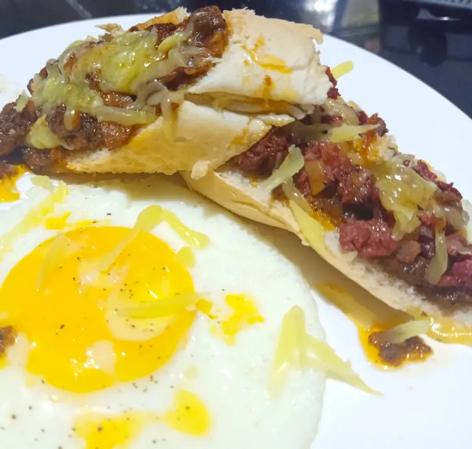 Corned Beef Pizza with Fried Egg|The Wretched Chefさん