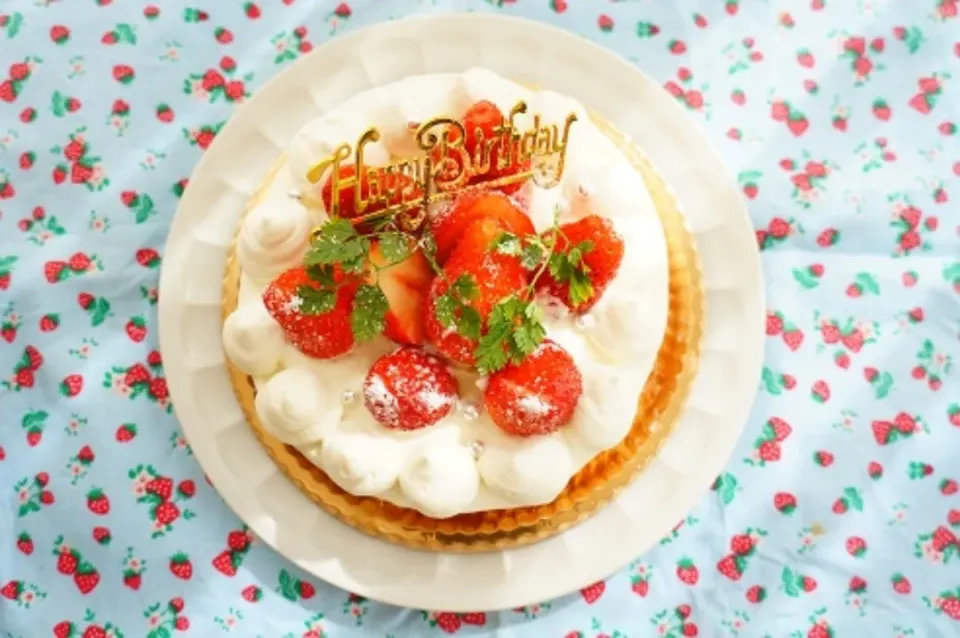 Snapdishの料理写真:姉への誕生日ケーキ♪いちごデコレーションケーキ|ちいさなしあわせキッチンさん