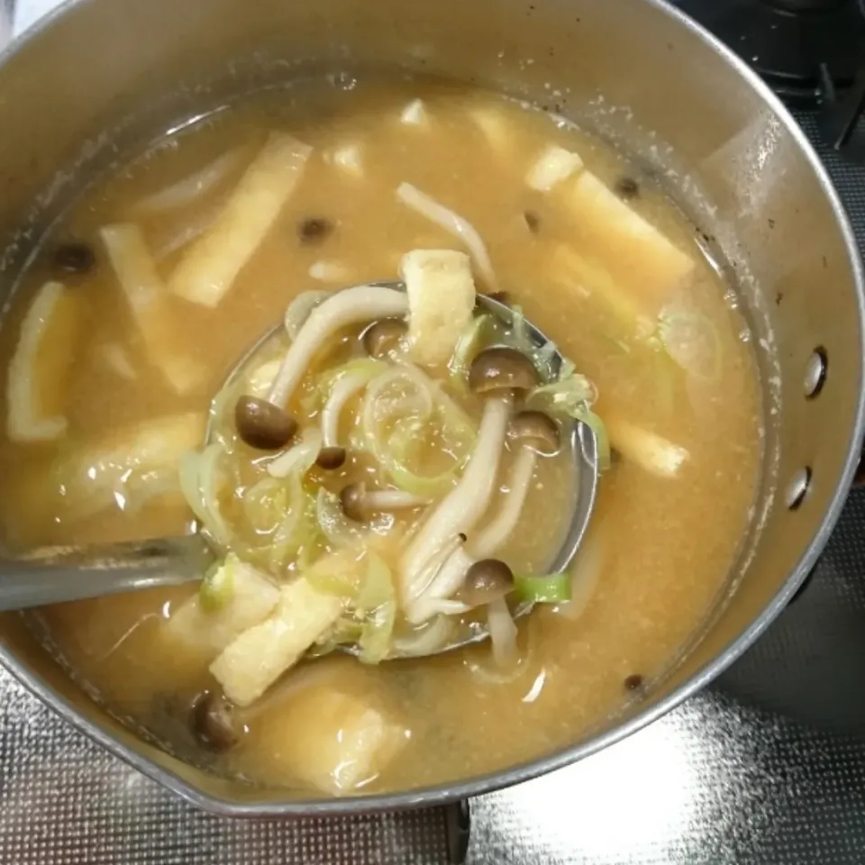 Snapdishの料理写真:油揚げ、しめじ、ネギのみそ汁|しまだ ちえこさん