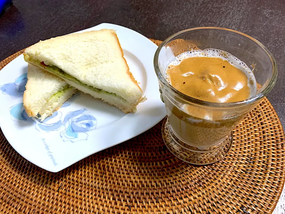 Dalgona coffee &  guacamole sandwich|yeni kartikasariさん