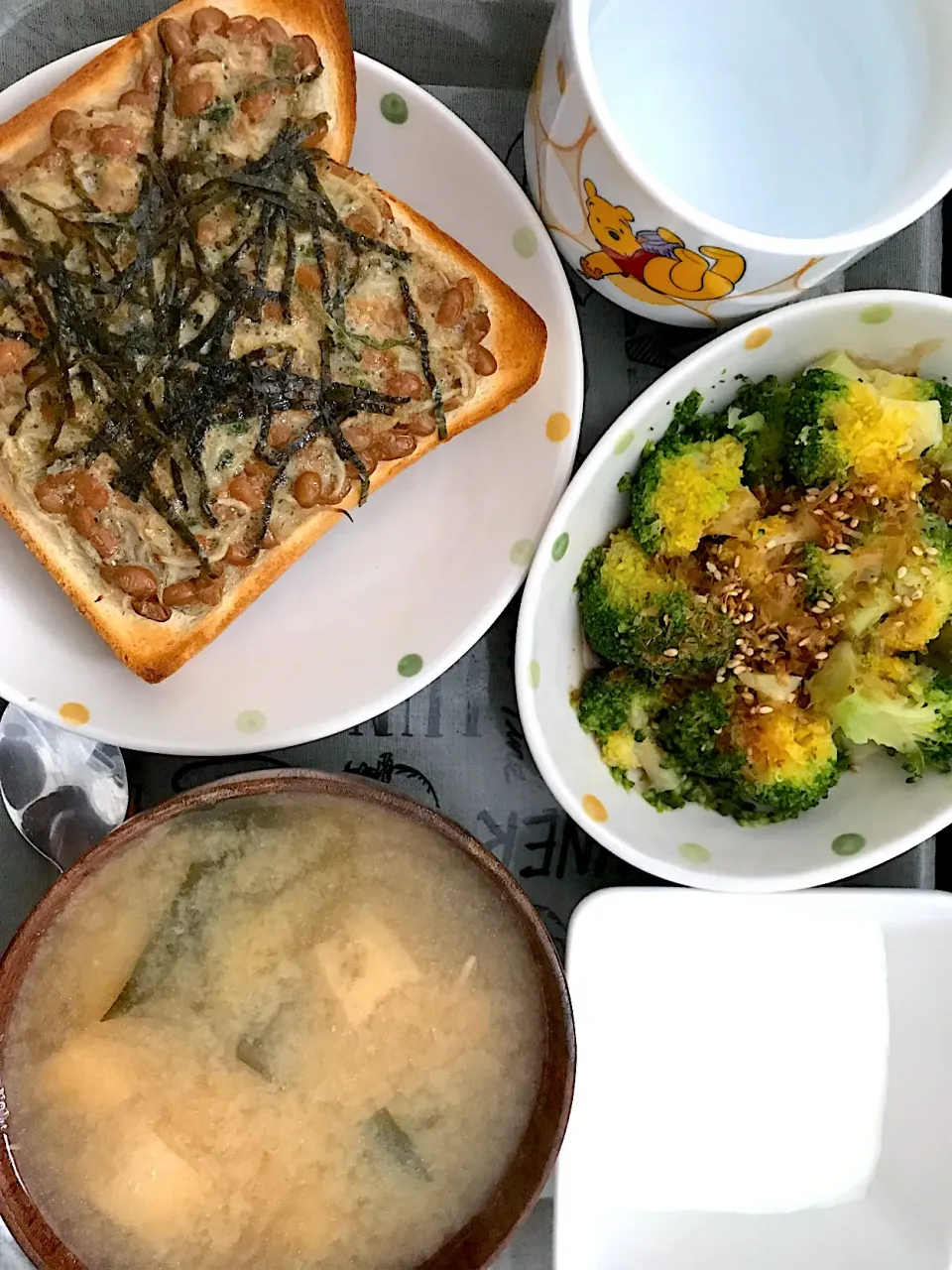 朝ごはん！しらす納豆トースト、味噌汁、ブロッコリー和え|あんこさん