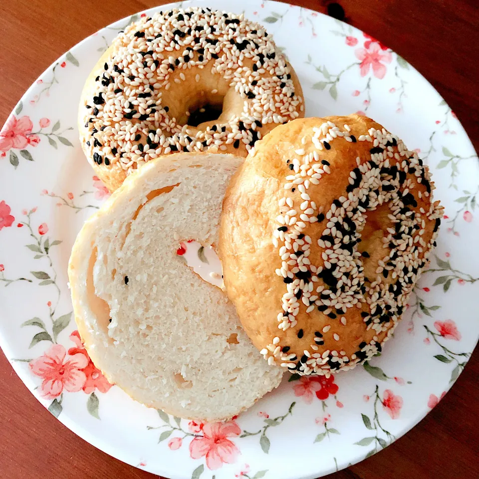 I made bagel 🥯 again! This time chubby looking, just the right texture i would die for ❤️|Indulgeさん