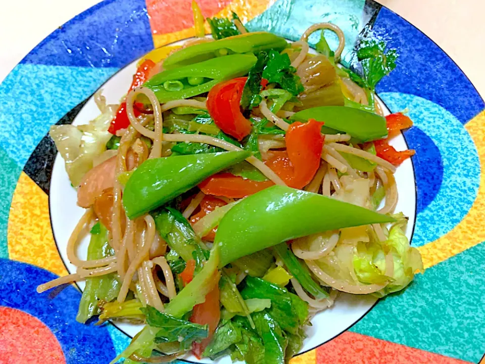 野菜たっぷりペペロンチーノ(全粒粉のパスタなので茶色)|パオパオあつこさん