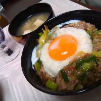 ピリ辛半熟卵山芋駆け豚丼|きよちゃんさん