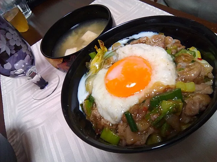 ピリ辛半熟卵山芋駆け豚丼|きよちゃんさん