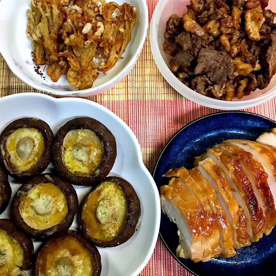 鶏チャーシュー♡しいたけのガーリックバター焼き♡えのきの唐揚げ♡牛肉とくるみの佃煮♡|まゆかさん