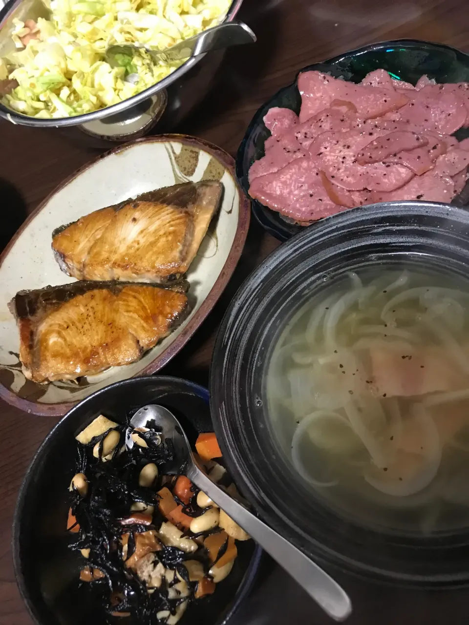 Snapdishの料理写真:4月12日晩ご飯。ぶりの照り焼き、ひじき煮、牛タン、春キャベツサラダ、新玉スープ。|あやさん