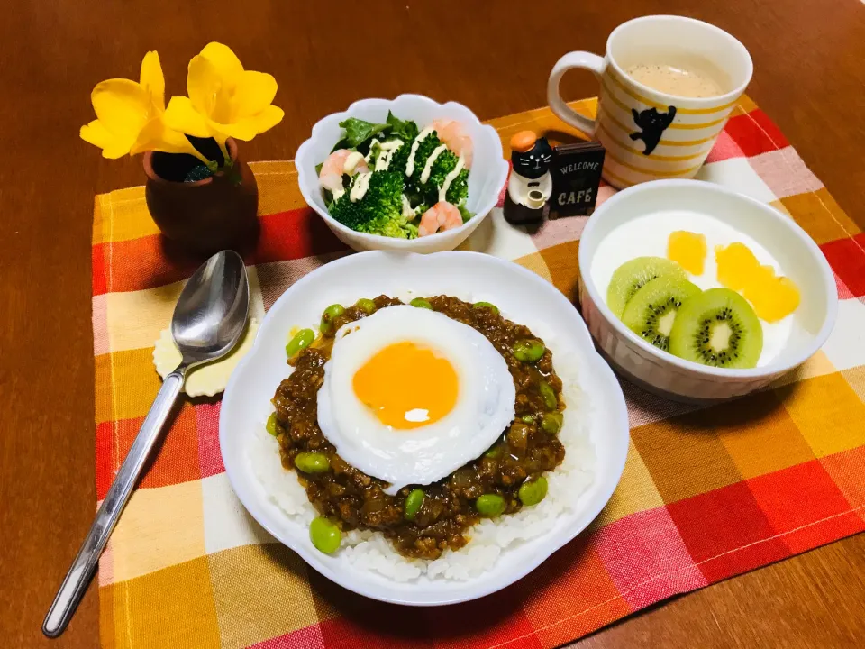 「キーマカレー」と「サラダ」と「フルーツヨーグルト」|バシュランさん