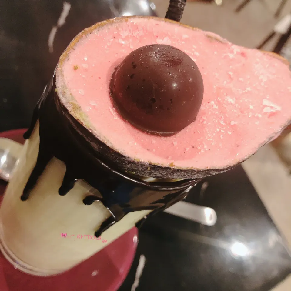 Snapdishの料理写真:🥑 Smoothie with 🥑pink ice cream 🍦|🎀Kittyna🌸さん