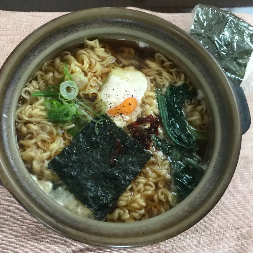 鍋焼きラーメン、鮭のおにぎり（右上|純さん