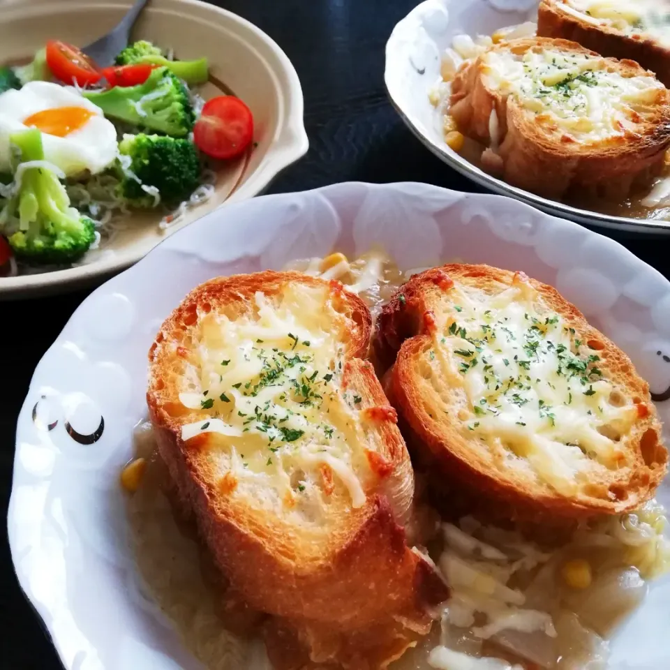 Snapdishの料理写真:新玉ねぎのオニオングラタンスープ|さぴょんさん