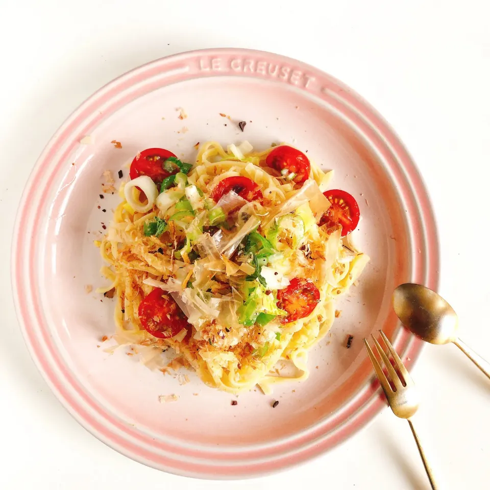 Snapdishの料理写真:トマトとネギのレモン塩麹パスタ🍝🍅🍋|sakiさん