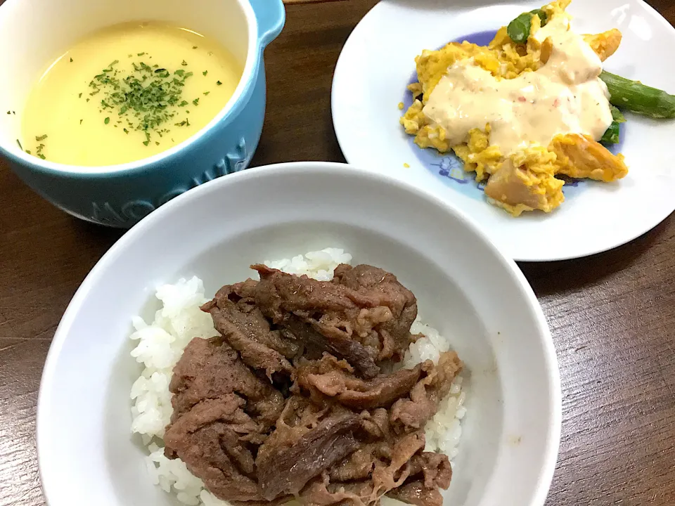 牛焼肉丼、コーンスープ、タルタルソースがけ炒り卵|りかさん