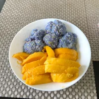 Mango sticky rice (blue pea flowers)|lovetoeatさん