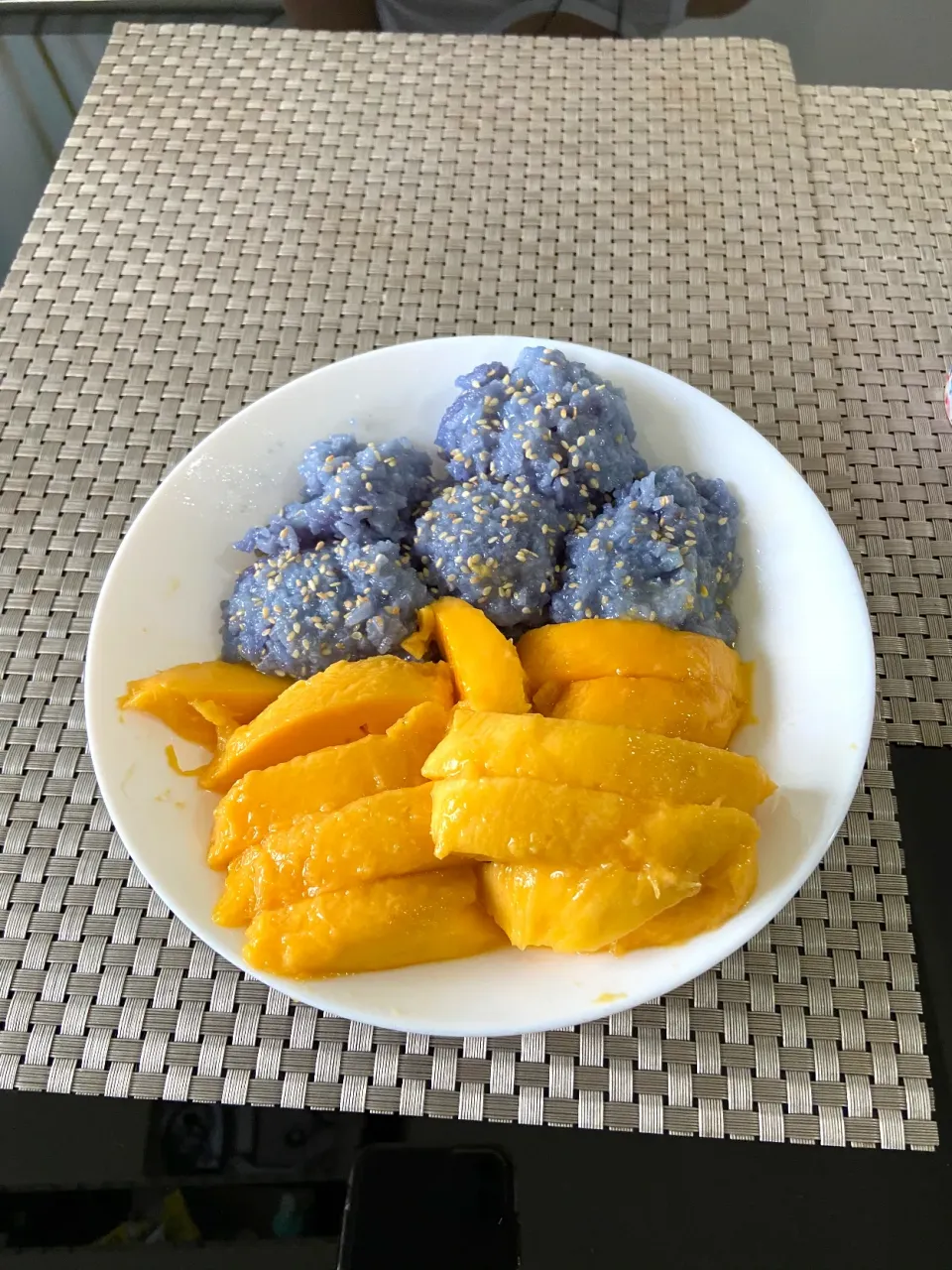 Mango sticky rice (blue pea flowers)|lovetoeatさん