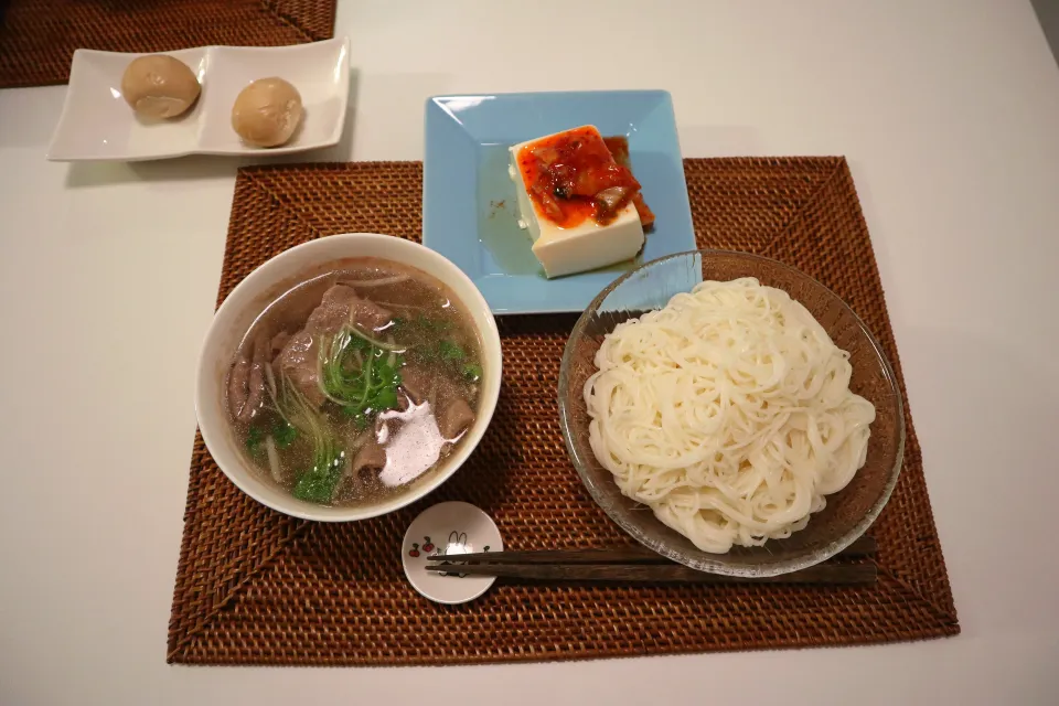 Snapdishの料理写真:今日の夕食 牛肉のフォー風そうめん、キムチのせ冷奴、味付け卵|pinknari🐰🌈さん