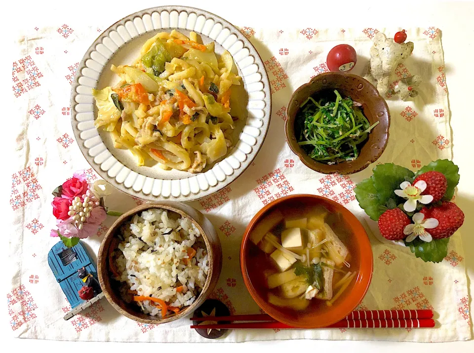 味噌マヨ焼うどん、豆苗とツナのめんつゆ和え、えのきと揚げと豆腐と水菜のすまし汁、ひじきの混ぜご飯|syamさん