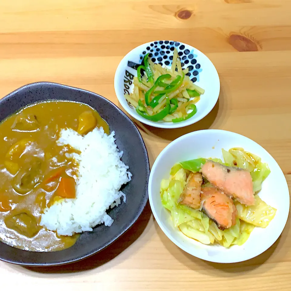 カレーライス、鮭揚げキャベツ蒸しサラダ、じゃがいもピーマンと炒め物|nozomiiさん