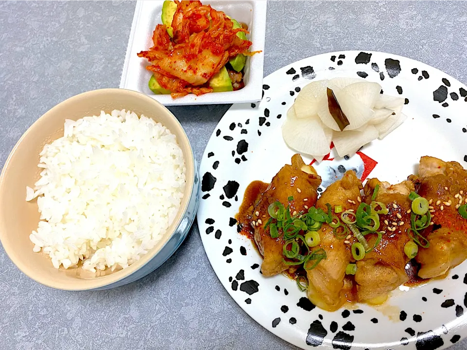 Snapdishの料理写真:ご飯のおかず 〜アボカドチーズ肉トロ(右下の料理)〜|たくろうさん