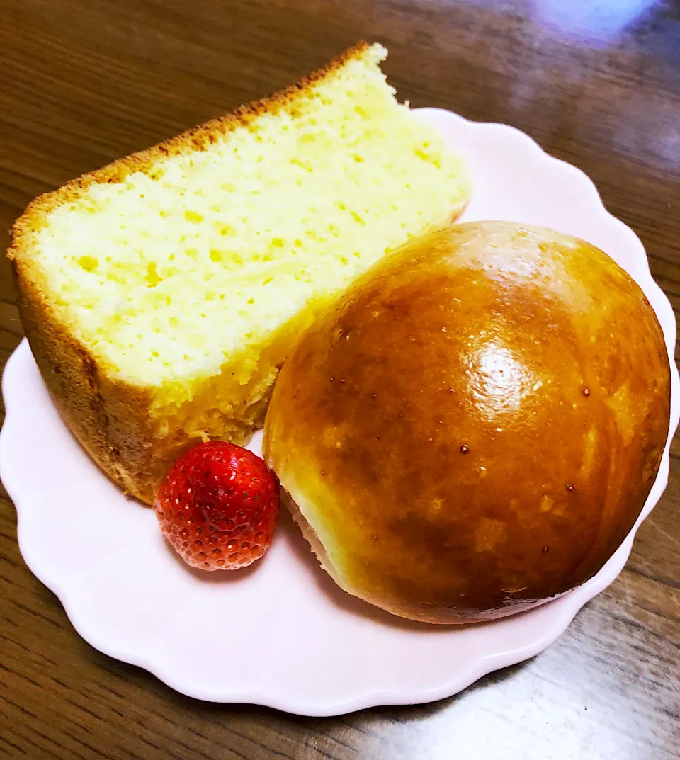 Snapdishの料理写真:シンプルにスポンジケーキと丸パンと苺🍓|ここさん