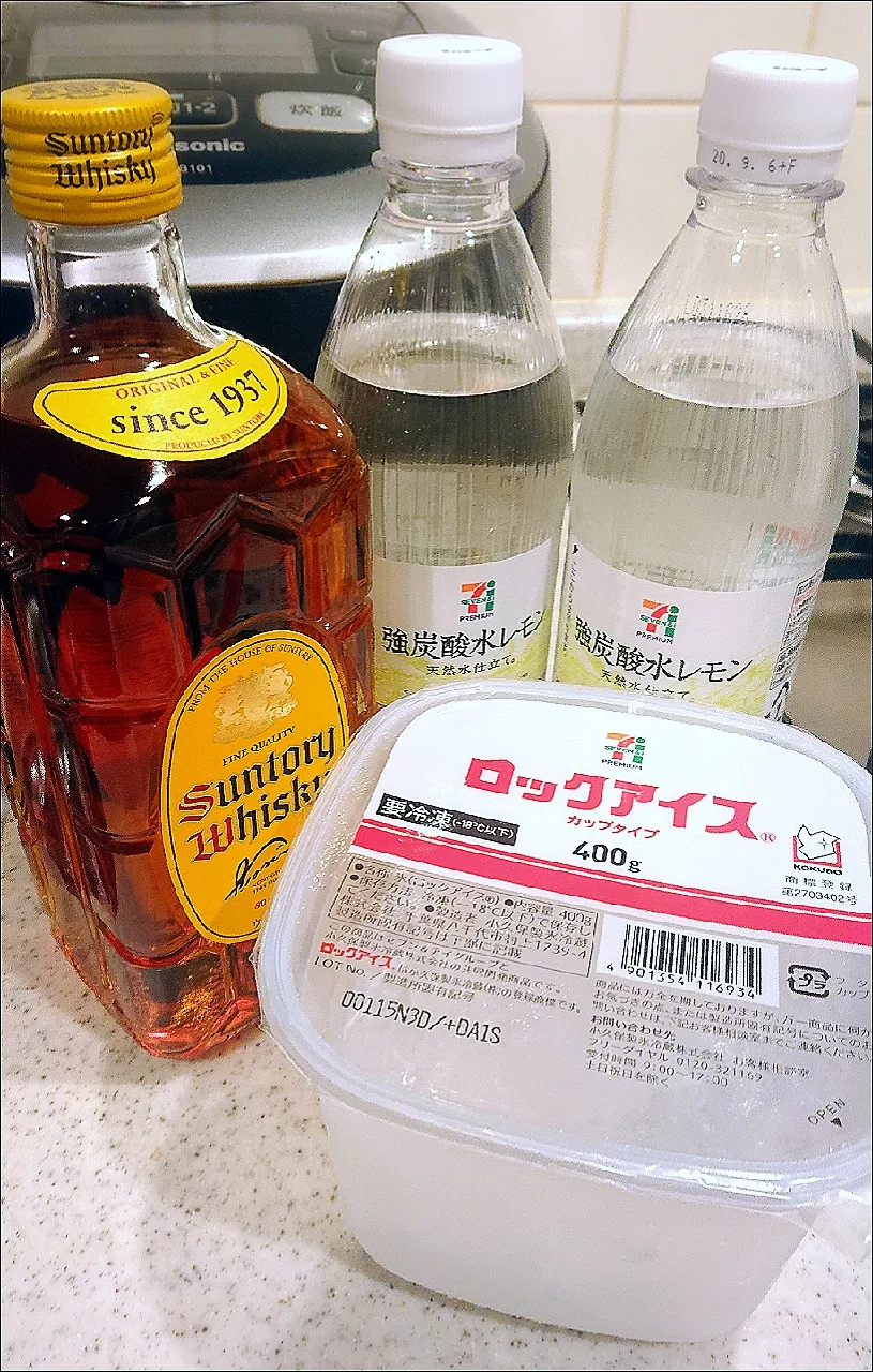 角瓶(´ｰ∀ｰ`)
#休業で暇すぎて宅飲み始めました笑
#あんなに宅飲み嫌いだったのにね💦
#仕事で飲まないから体が欲しがる😮
#セブンイレブンでまとめ買い～
#ビール飲んでたら太ってきたのでハイボールw
#ゆうても最初はビール🍺
#キンキンに凍らせたグラスたまらないっ
#正直、ビール飲んだらハイボール要らないな|GGGさん