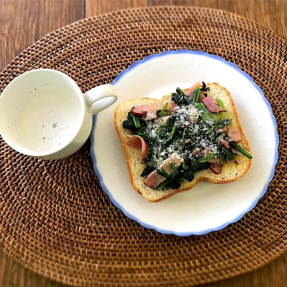 Snapdishの料理写真:ホームベーカリーで焼いた食パンとほうれん草&ベーコン炒め、ジンジャーホットミルク|のんたさん