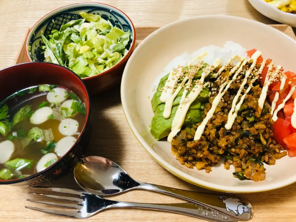 Snapdishの料理写真:アボカドとトマトと挽肉のガパオ炒め風ご飯|マリコさん