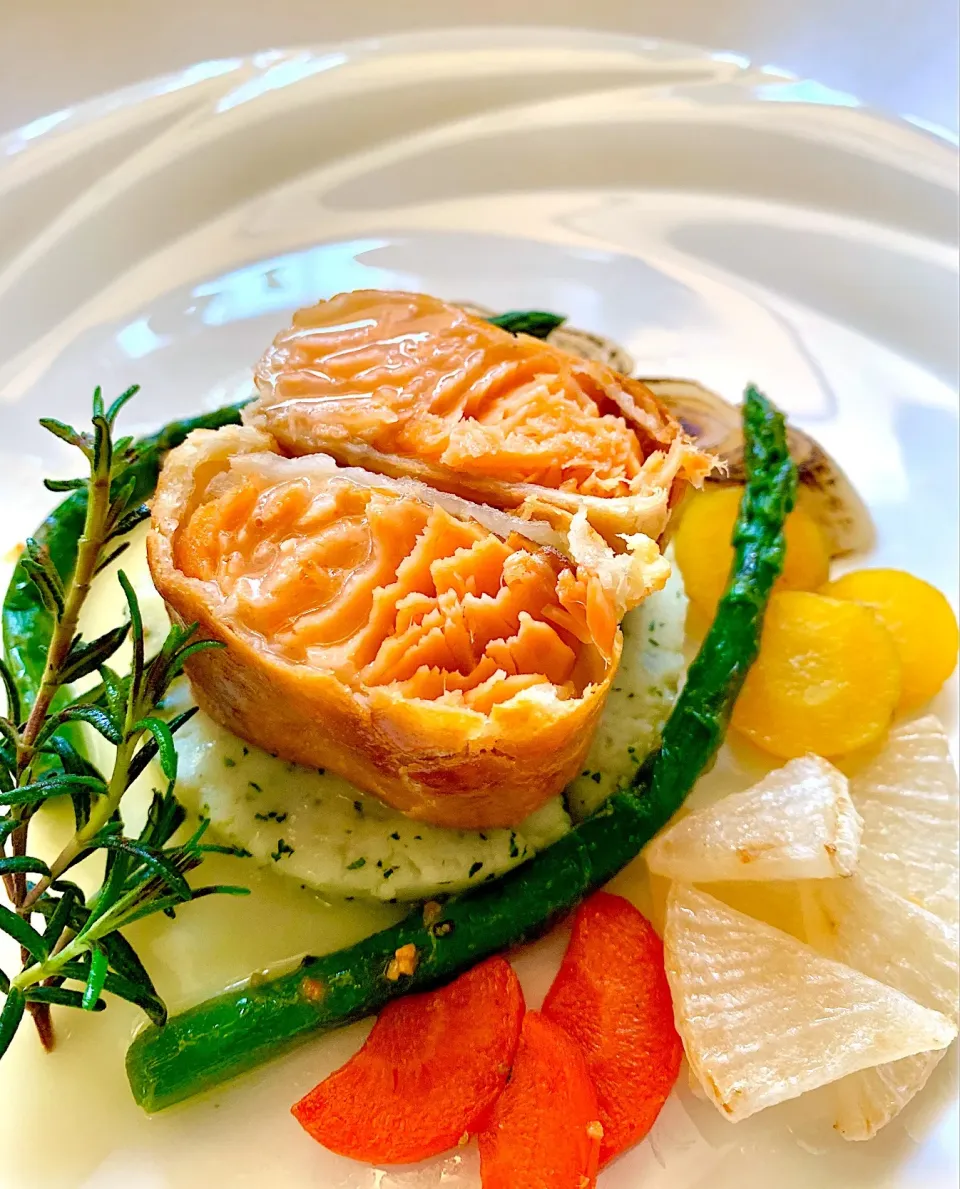 Salmon en croûte with lemon butter sauce|gonbenさん