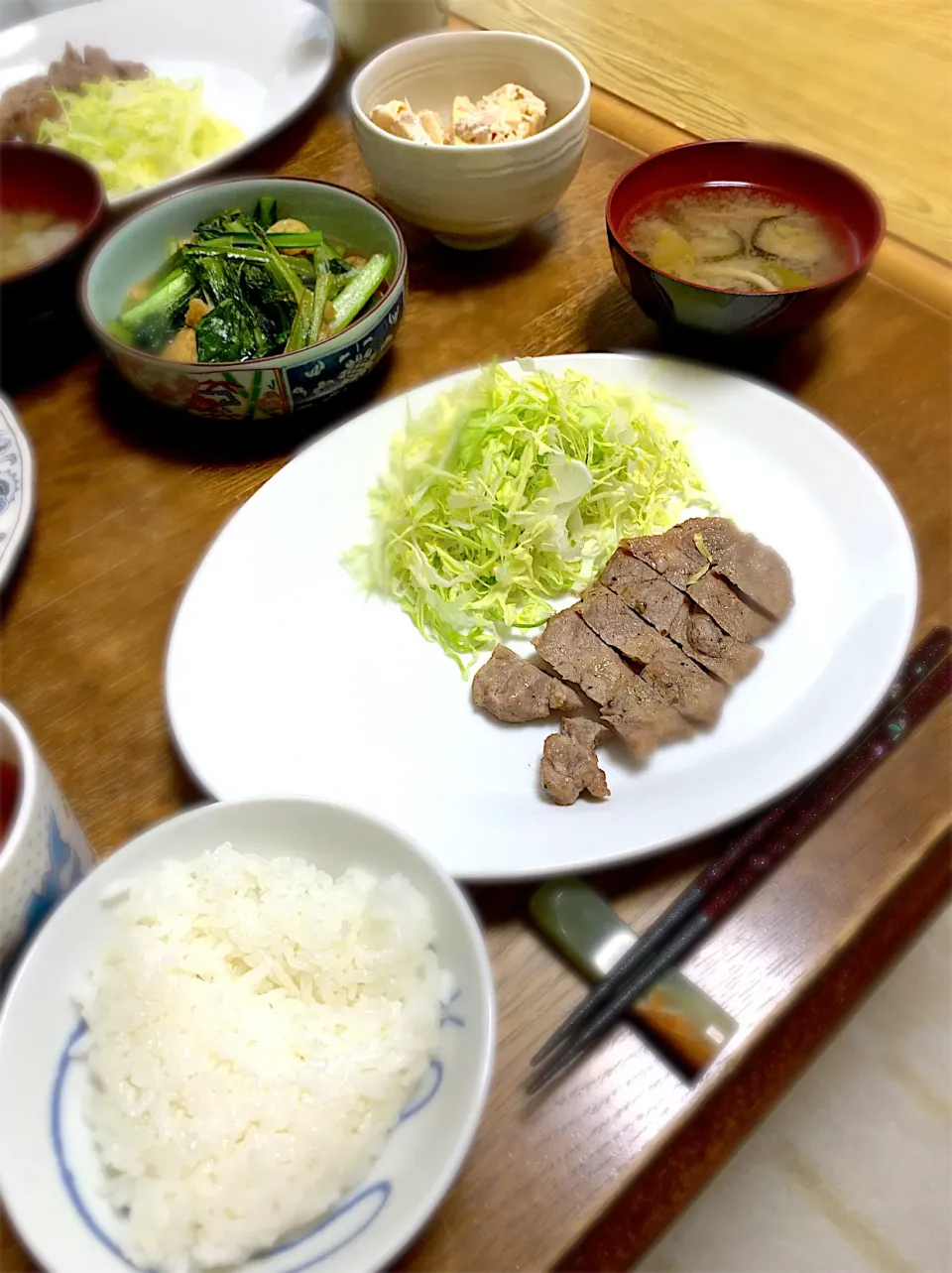 ポークステーキ・小松菜の煮浸し・たけのこサラダ・キャベツ・味噌汁・ご飯|ちびろ菌さん