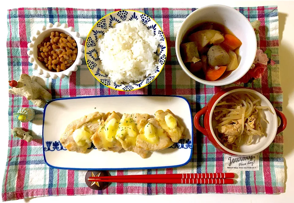 鶏胸肉のマヨチーズ焼、根菜類の煮物、えのきともやしと豚肉のタレ焼き、納豆|syamさん