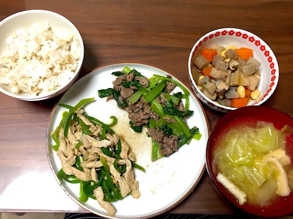 豚肉青椒肉絲 小松菜と牛肉のオイスターソース炒め キャベツと玉ねぎの味噌汁 五目豆|おさむん17さん