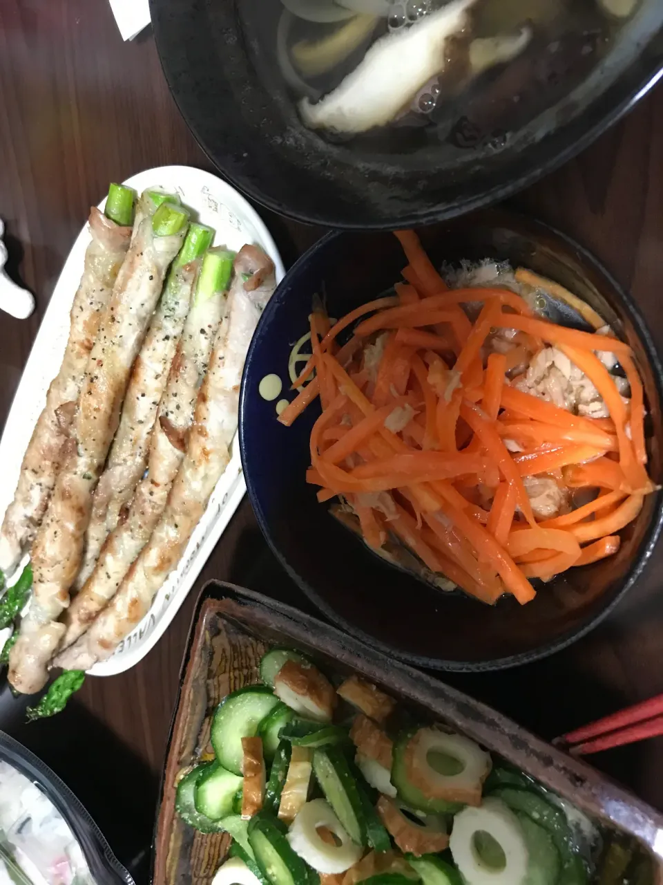 Snapdishの料理写真:4月14日晩ご飯。アスパラの豚巻き、きゅうり酢、人参ラペ、しんたまの中華スープ。|あやさん