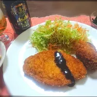 豚カツ 
  肉じゃがコロッケ(冷凍庫で眠ってた😅)

  キュウリ🥒とワカメ酢の物

   高野豆腐と野菜煮物