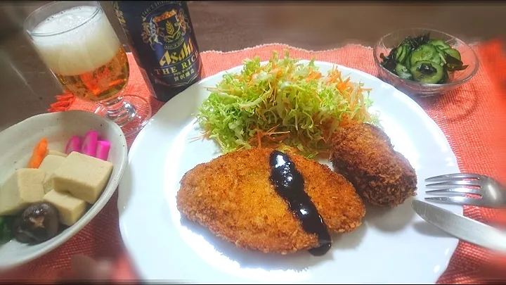 豚カツ 
  肉じゃがコロッケ(冷凍庫で眠ってた😅)

  キュウリ🥒とワカメ酢の物

   高野豆腐と野菜煮物|びせんさん