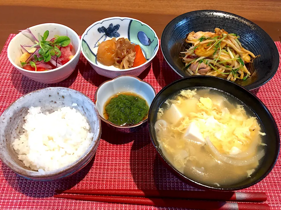 鶏肉ともやしとジャガイモと豆苗の炒め物、めかぶ、トマトとレッドオニオンのサラダ、ワンタン卵スープ、白米、肉じゃが|かよちゃんさん