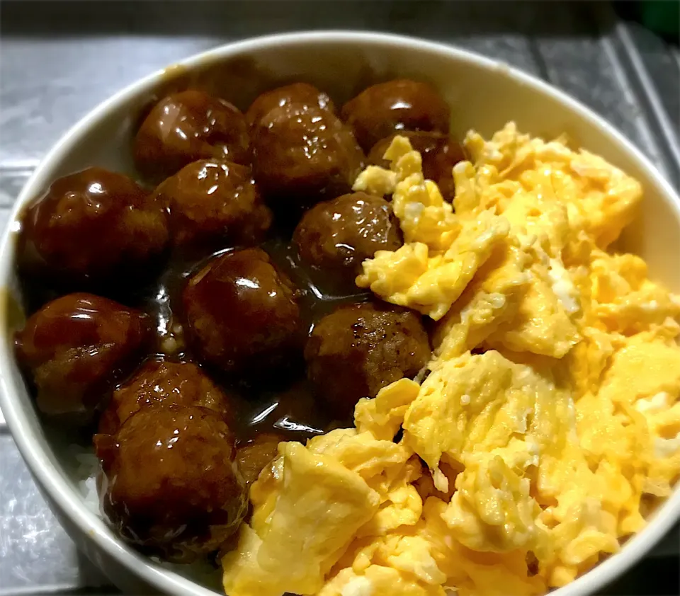 今夜は、ふんわり卵と鶏肉だんごの2色丼を頂きます😊🎵👍|ギムレットさん