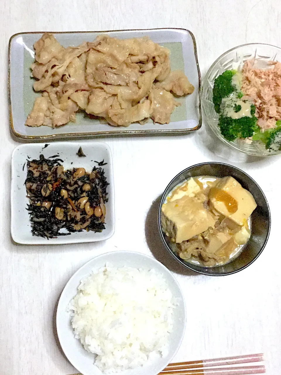 Snapdishの料理写真:豚のポン酢炒め、ツナサラダ、豆腐のすき焼き風味煮、ひじき煮物|Ayaさん